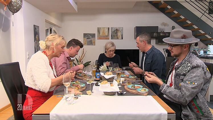 Die letzte Vorspeise der Jubil&auml;umswoche steht auf dem Tisch. Von links: Gunni, Eik, Katrin, Moritz und Ees.