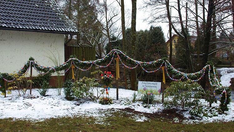 Der Gartenbauverein Steinwiesen gestaltete am Ortseingang eine lange Osterkette. Foto: Susanne Deuerling