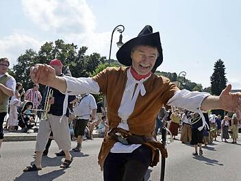 Alle Welt umarmen wollte dieser Darsteller des Rakoczy-Festzuges in Bad Kissingen. Es war ein tolles Fest, trotz der großen Hitze. Fotos: Ronald Rinklef, Paul Ziegler, Peter Rauch