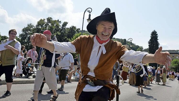 Alle Welt umarmen wollte dieser Darsteller des Rakoczy-Festzuges in Bad Kissingen. Es war ein tolles Fest, trotz der großen Hitze. Fotos: Ronald Rinklef, Paul Ziegler, Peter Rauch