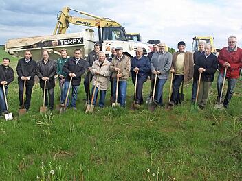 Lang ersehnter Augenblick: Zum ersten Spatenstich für das neue Spielfeld des TSV Oerlenbach trafen sich Mitglieder und Ehrengäste. Foto: Stefan Geiger