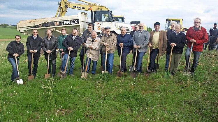Lang ersehnter Augenblick: Zum ersten Spatenstich für das neue Spielfeld des TSV Oerlenbach trafen sich Mitglieder und Ehrengäste. Foto: Stefan Geiger