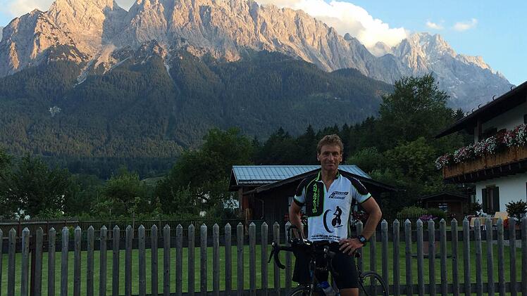 Das erste Etappenziel ist erreicht: Zugspitzradler Wehner vor dem Wettersteinmassiv. Rechts hinten: der Gipfel der Zugspitze.   Foto: J. Wehner