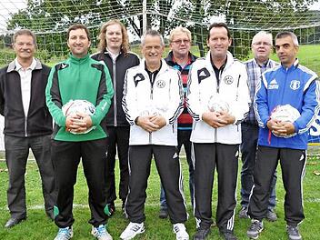 Siegerehrung nach der Bezirksmeisterschaft der B-Senioren (von links): Senioren-Bezirksspielleiter Norbert Böhmer-Reinfelder, Klaus Beranek (TSV Neukenroth), Michael Meisel (TSV Schammelsdorf), Horst Hambach (FC Lichtenfels), Senioren-Kreisspielleiter Georg Skliwa, Karl-Georg Eller (FC Lichtenfels), Vorsitzender Leonhard Welscher und Bernd Lauer (FC Michelau). Foto: Herbert Kalb