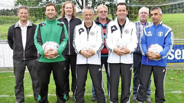 Siegerehrung nach der Bezirksmeisterschaft der B-Senioren (von links): Senioren-Bezirksspielleiter Norbert Böhmer-Reinfelder, Klaus Beranek (TSV Neukenroth), Michael Meisel (TSV Schammelsdorf), Horst Hambach (FC Lichtenfels), Senioren-Kreisspielleiter Georg Skliwa, Karl-Georg Eller (FC Lichtenfels), Vorsitzender Leonhard Welscher und Bernd Lauer (FC Michelau). Foto: Herbert Kalb