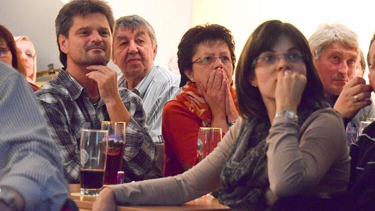 Interessiert verfolgen die Niedermirsberger die Fotos aus vergangenen Zeiten. Foto: Ronald Rinklef