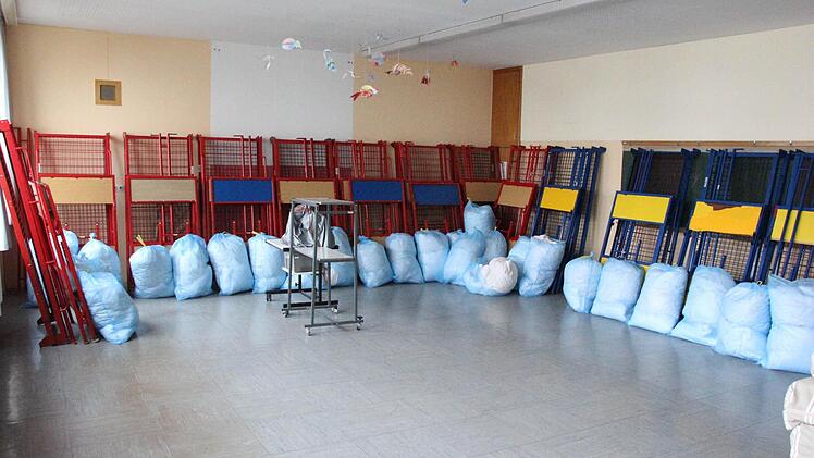 In einem der Klassenzimmer lagern Feldbetten und Bettzeug (in den blauen Säcken. Diese Betten haben angeblich mit der Unterbringung der Flüchtlinge nichts zu tun.  Foto: Friedwald Schedel