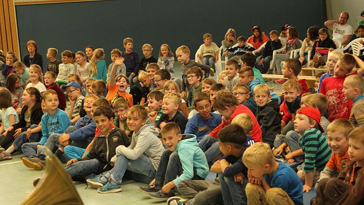 Mit Begeisterung verfolgten die Schüler die Auftritte des Protagonisten