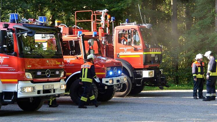 Nach einem Brandherd suchten die Einsatzkräfte am Mittwoch früh bei Garitz. Gefunden wurden nur Reste eines Gartenfeuers. Foto: Peter Rauch