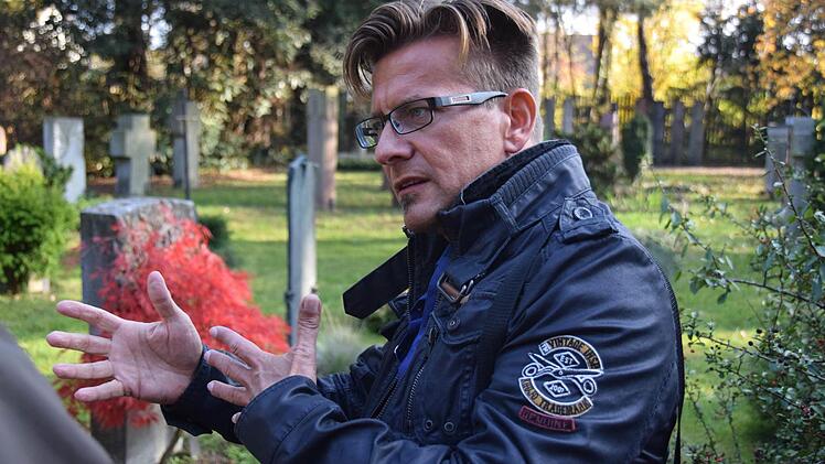 Steinmetz- und Steinbildhauermeister Michael Gärtner von der Nürnberger Friedhofsverwaltung erklärt das Konzept des Leitfriedhofs. Foto: Ronald Rinklef