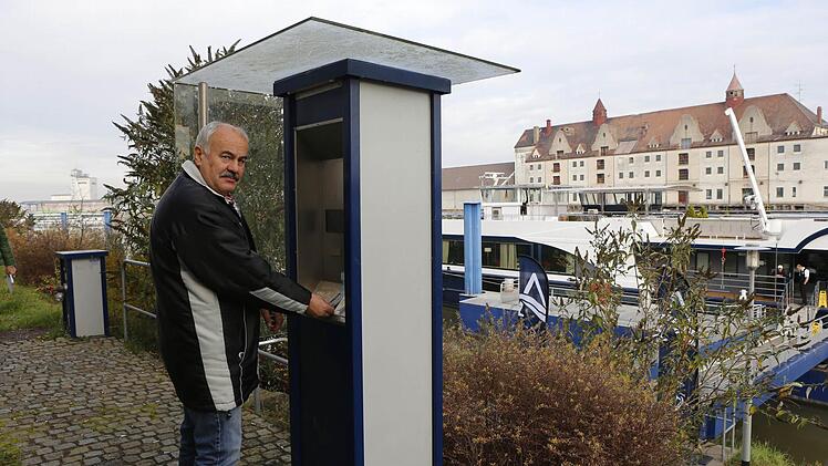 Hafenmeister Anton Holzschuh steht an der Wasserbetankungsanlage oberhalb der Anlegestelle für die Hotelschiffe. Foto: Matthias Hoch