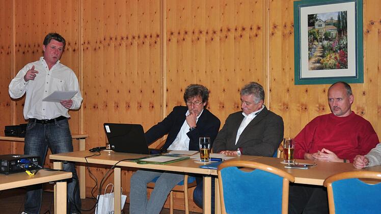 Der Bereichsleiter für den Landkreis Haßberge, Dominique Heim von der Polizeiinspektion (PI) Haßfurt, gab einen detaillierten Bericht ab. Rechts im Bild Tobias Kern von der PI Ebern, der die Nachfolge von Berthold Schineller antreten wird. Foto: Ulrike Langer