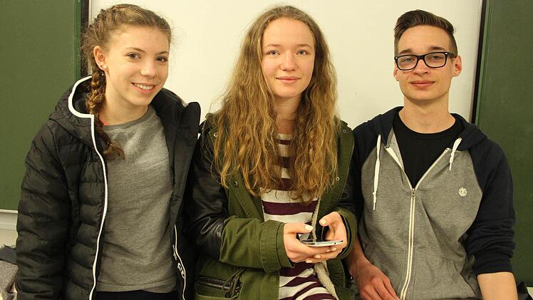 Milena Pitroff (16), Vanessa Zahl (16) und Tobias Ramming (16) beachten die Sicherheitseinstellungen. Foto: Sonja Adam