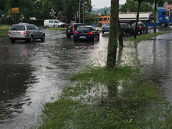 Am Mittwochnachmittag (8. Juni 2016) haben Gewitter mit Starkregen erneut Strassen rund um Bayreuth unter Wasser gesetzt. bei Gefrees konnten die Autos maximal im Schritttempo durch das Nass fahren. Dunkle Gewitterwolken ziehen aktuell insbesondere ueber Oberfranken und die Oberpfalz hinweg. Foto: NEWS5 / Fricke