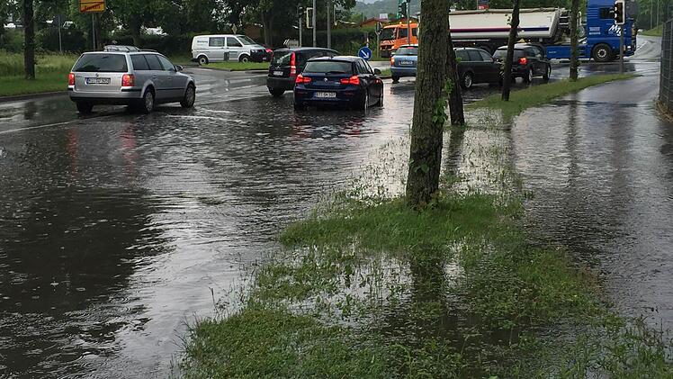Am Mittwochnachmittag (8. Juni 2016) haben Gewitter mit Starkregen erneut Strassen rund um Bayreuth unter Wasser gesetzt. bei Gefrees konnten die Autos maximal im Schritttempo durch das Nass fahren. Dunkle Gewitterwolken ziehen aktuell insbesondere ueber Oberfranken und die Oberpfalz hinweg. Foto: NEWS5 / Fricke