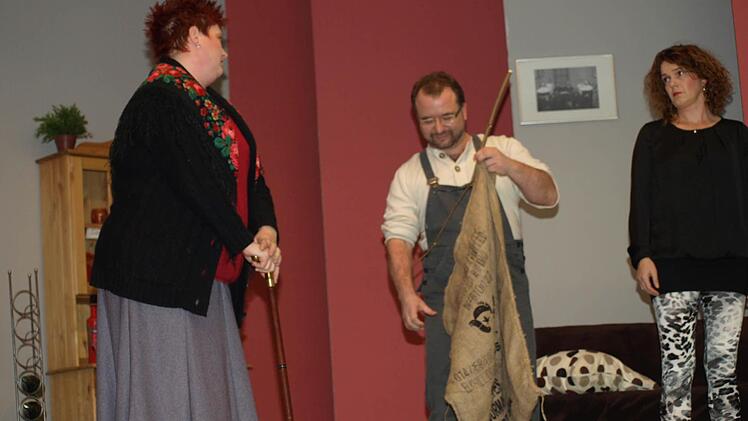 Szenen vom Theaterabend in Oerlenbach. Foto: Stefan Geiger