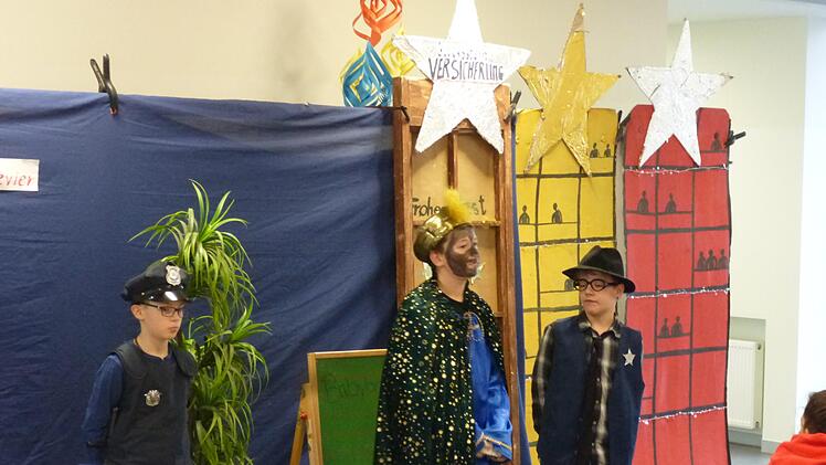 Bei der Schülerlotsenfeier spielten Schüler Theater. Foto: Michael Kübert