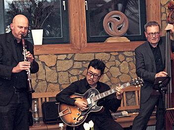 Das Trio "Clarino" mit Matthias Ernst, Hyun-Bin Park und Peter Pfriem (von links) bot brillante Musik mit Jazz zum Genießen.  Foto: Günther Geiling