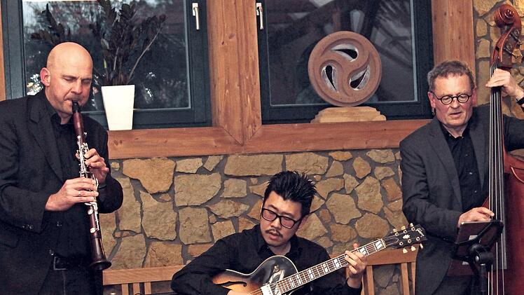 Das Trio "Clarino" mit Matthias Ernst, Hyun-Bin Park und Peter Pfriem (von links) bot brillante Musik mit Jazz zum Genießen.  Foto: Günther Geiling