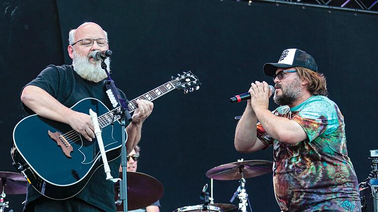 Die bekannten Schauspieler Jack Black und Kyle Gass stehen zusammen als "Tenacious D" auf der Zeppelin Bühne bei Rock im Park 2019. Foto: Matthias Hoch