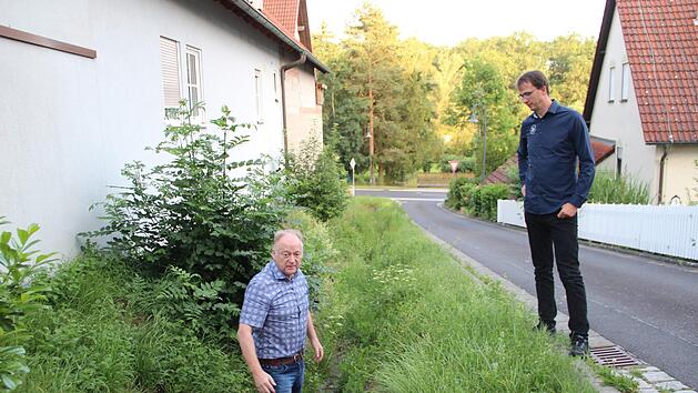 B&uuml;rgermeister Helmut Blank (links) und Planer Frank Braun stehen im bzw. am offenen Wassergraben im Kleinwenkheimer Sonnenweg. Hier sollen 2020 Verbesserungen kommen.Heike Beudert