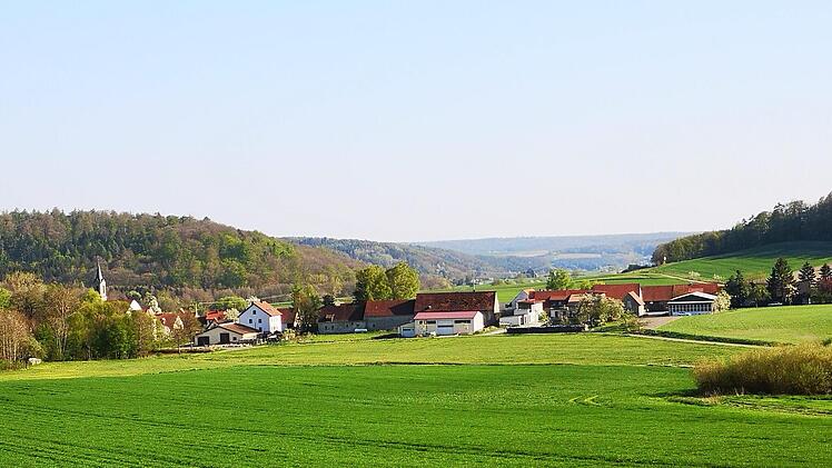 Fast ganz Fabrikschleichach ist derzeit ein Handy-Funkloch. Am Flurweg, der nach dem Ort rechts im Bild zu sehen ist, soll in Richtung Karbach nun ein Handyfunkmast errichtet werden, der die Versorgung zwischen Fabrikschleichach und Untersteinbach verbessert.  Sabine Weinbeer