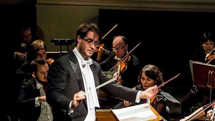Umsichtiger Dirigent: Daniel Carter, Kapellmeister an der Deutschen Oper Berlin, leitete das Sinfoniekonzert am Sonntag im Landestheater Coburg. Carter (30) ist einer von drei GMD-Kandidaten für die Nachfolge von Roland Kluttig am Landestheater.Foto: Jochen Berger