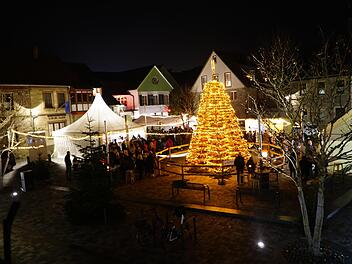Die Lebenshilfewerkstatt Hammelburg stellt jedes Jahr ein beleuchtetes Gestell in Form eines Christbaums auf dem Viehmarkt auf.