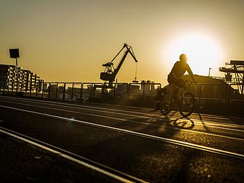 Sonnenaufgang über dem Industriehafen