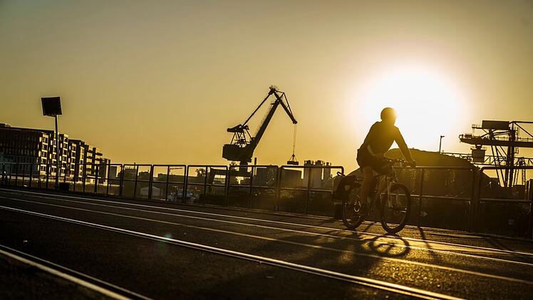 Sonnenaufgang über dem Industriehafen