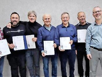 Bei den Ehrungen (v. l.): Michael Beetz, Andreas Krautwurst, Jochen D&auml;umer, Gerhard Gebhardt, Andreas Nickol, Harry Engelhardt, Vorsitzender Matthias Remmert und B&uuml;rgermeister Daniel Wei&szlig;erth.