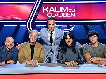 "Kaum zu glauben" erz&auml;hlt Geschichten von Menschen, die keine Stars sind und Erstaunliches erlebt haben. Ein Ratepanel versucht diese besonderen Begebenheiten zu erraten, von links: Bernhard Ho&euml;cker, Hubertus Meyer-Burckhardt, Moderator Kai Pflaume, Stephanie Stumph und Wincent Weiss.