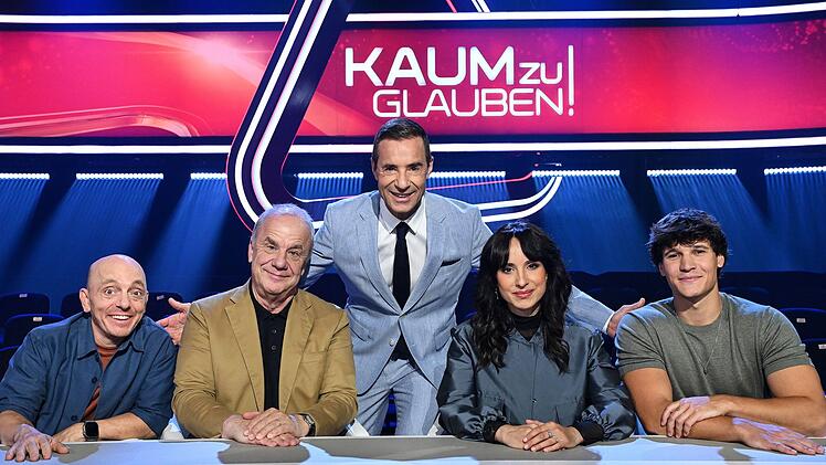 "Kaum zu glauben" erz&auml;hlt Geschichten von Menschen, die keine Stars sind und Erstaunliches erlebt haben. Ein Ratepanel versucht diese besonderen Begebenheiten zu erraten, von links: Bernhard Ho&euml;cker, Hubertus Meyer-Burckhardt, Moderator Kai Pflaume, Stephanie Stumph und Wincent Weiss.