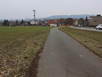 Links vor der Ortseinfahrt nach Hochstadt, aus Richtung Trieb kommend, liegt das Baugebiet "Wasserschapfen". Foto: Barbara Herbst