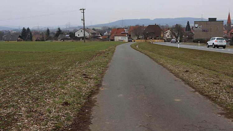 Links vor der Ortseinfahrt nach Hochstadt, aus Richtung Trieb kommend, liegt das Baugebiet "Wasserschapfen". Foto: Barbara Herbst