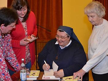 Schwester Teresa signierte geduldig Bücher und war auch für einen lustigen Plausch aufgeschlossen. Foto: K.-H. Hofmann