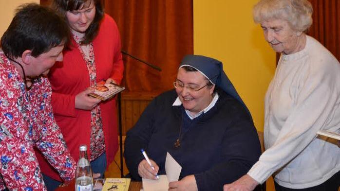 Schwester Teresa signierte geduldig Bücher und war auch für einen lustigen Plausch aufgeschlossen. Foto: K.-H. Hofmann