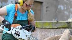 Die Vorarbeiten mit der Kettensäge macht Christina Martin bei ihrer Skulptur selber.