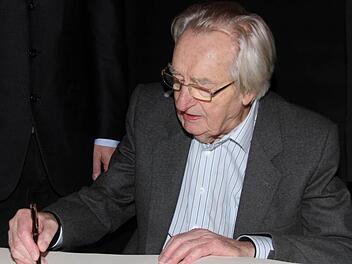 Im vergangenen Jahr trug sich Bert Peßler ins "goldene Sportbuch" der Stadt ein. Foto: Bertram Wagner