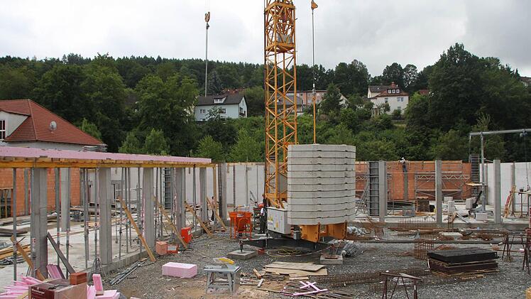 Der Rohbau steht schon teilweise. Die Größe der einzelnen Geschäfte lässt sich bereits erahnen. Auf der linken Seiten werden die Verkaufsflächen der Drogerie-Kette Rossmann entstehen. Rechts neben dem Baukran wird das Bekleidungsgeschäft Textil-Takko einziehen. Foto: Sebastian Vogt