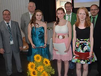 Die besten Schülerinnen der Mittelschule Pressig (vorne, von links) Isabell Zipfel (10b, Note 1,33), Stefanie Morand (10a, Note 1,44) und Nina Löffler (9a Ganztagsschule, Note 2,0) mit ( von links) Rektor Reinhard Horn und den Klassenleitern Thomas Müller, Bernd Jungkunz und Thomas Janotta. Foto: Karl-Heinz Hofmann