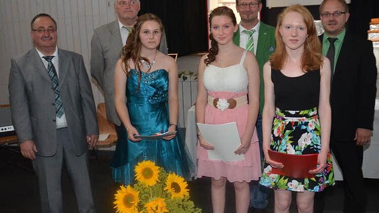 Die besten Schülerinnen der Mittelschule Pressig (vorne, von links) Isabell Zipfel (10b, Note 1,33), Stefanie Morand (10a, Note 1,44) und Nina Löffler (9a Ganztagsschule, Note 2,0) mit ( von links) Rektor Reinhard Horn und den Klassenleitern Thomas Müller, Bernd Jungkunz und Thomas Janotta. Foto: Karl-Heinz Hofmann