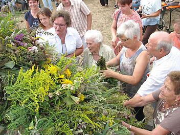 Sehr begehrt waren die geweihten Kräuterbüschel, welche die Besucher nach dem Gottesdienst gegen eine Spende mit nach Haus nehmen durften.
