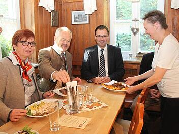 Wirtin Birgitt Kraus serviert das Mittagessen. Unser Bild zeigt sie mit (von links) der Bezirksvorsitzenden des Hotel- und Gaststättenverbandes, Andrea Luger, dem Präsidenten des Gaststättenverbandes, Ulrich N. Brandl, und MdL Martin Schöffel.  Foto: Alexander Hartmann