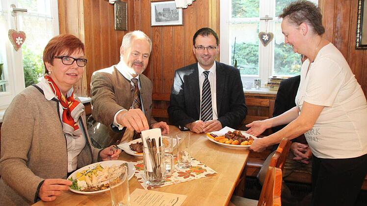 Wirtin Birgitt Kraus serviert das Mittagessen. Unser Bild zeigt sie mit (von links) der Bezirksvorsitzenden des Hotel- und Gaststättenverbandes, Andrea Luger, dem Präsidenten des Gaststättenverbandes, Ulrich N. Brandl, und MdL Martin Schöffel.  Foto: Alexander Hartmann