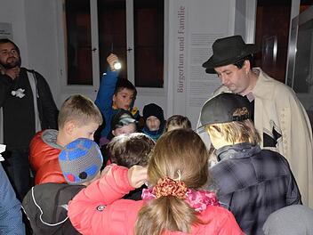 Museumschaf Björn Hein suchte mit den Kindern nach Gespenstern. Foto: Nadine Bötsch