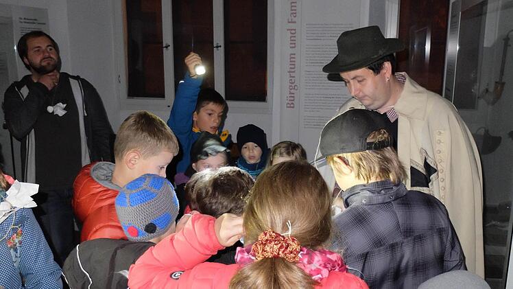 Museumschaf Björn Hein suchte mit den Kindern nach Gespenstern. Foto: Nadine Bötsch