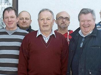 Bruno Hahn (Mitte) wurde für 50 Jahre Mitgliedschaft und aktive Teilnahme geehrt. Geehrt wurden außerdem (von links): Helmut Müller-Zopf (40), Michael Mähringer (30), Stefan Mähringer (20), Jörg Weiß (30), Bernhard Schön (40), Zweiter Bürgermeister Erich Mähringer, Zweiter Vorsitzender Edgar Bärenz und Erster Vorsitzender Christopher Zeuß  Foto: Susanne Deuerling