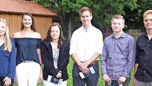 Diese Schüler wurden von Bürgermeister Gerhard Wunder (l.) und Landrat Klaus Löffler (r.) geehrt. Von links: Theresa Müller, Vanessa Wich, Elena Sattler, Jonas Angles, Christopher Stauch und Florian Bätz
