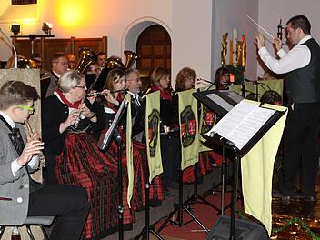 In starker Besetzung spielte die Musikkapelle Höfles-Vogtendorf beim Jahresabschlusskonzert erstmals unter der Leitung von Andreas Thiel. Michael Wunder